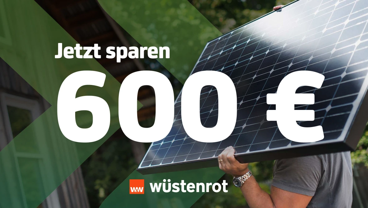 Eine Person trägt ein Solarpanel im Außenbereich. Im Bild steht der Text Jetzt sparen 600 Euro sowie ein Wüstenrot Logo.