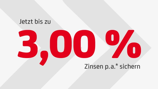 Werbegrafik mit rotem Text: Jetzt bis zu 3,00 Prozent Zinsen p.a. sichern auf hellgrauem Hintergrund mit dunkelgrauen Pfeilen.