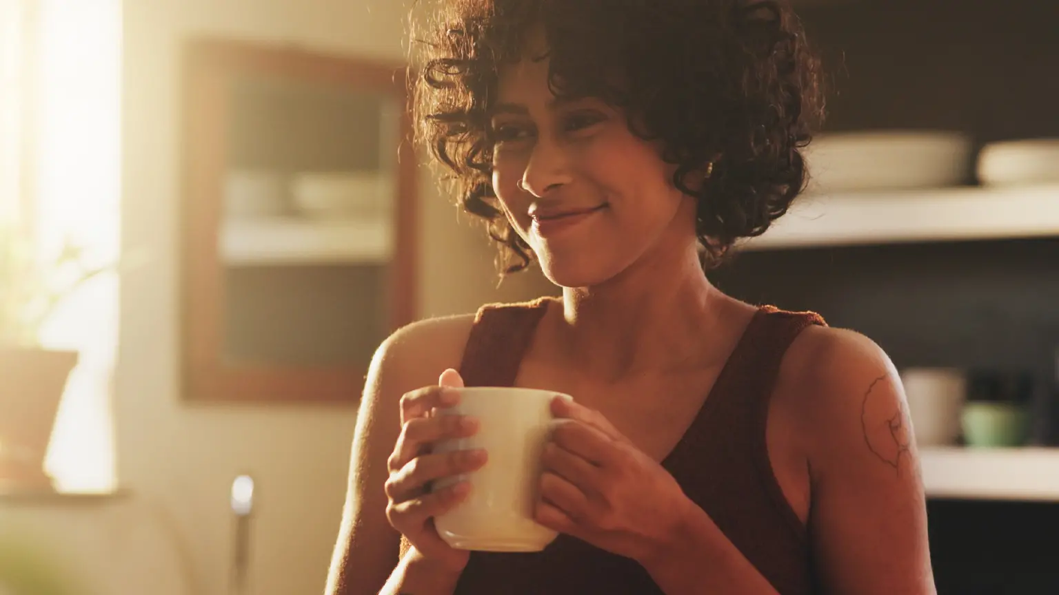 Drei Personen stehen in einer modernen Umgebung. Zwei schauen sich an, eine hält ein Smartphone ans Ohr und eine schaut auf die Uhr.