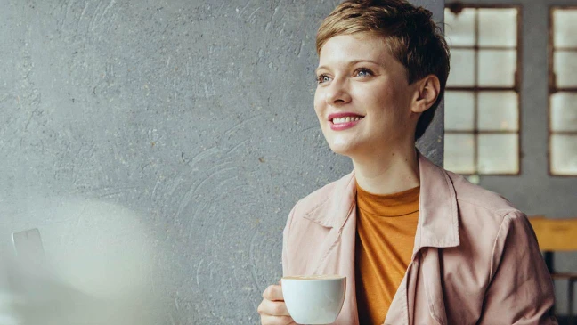 Frau Kaffetasse Blick aus dem Fenster