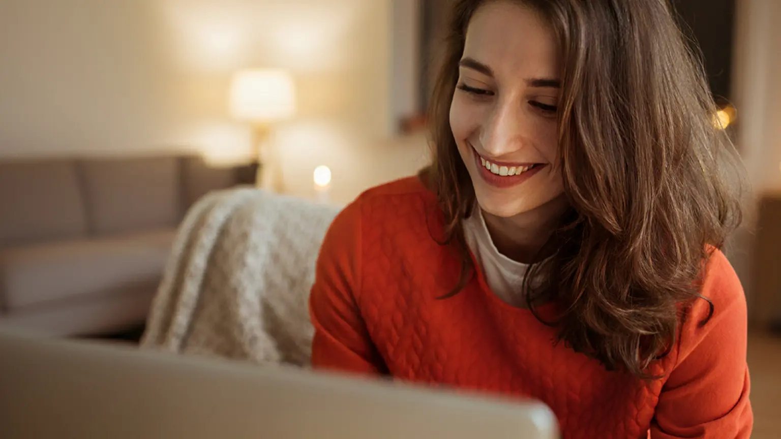 Drei Personen stehen in einer modernen Umgebung. Zwei schauen sich an, eine hält ein Smartphone ans Ohr und eine schaut auf die Uhr.