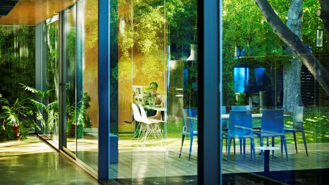 Große rote Zahl 1 auf weißem Hintergrund, flankiert von zwei grauen Pfeilen, die nach rechts zeigen.