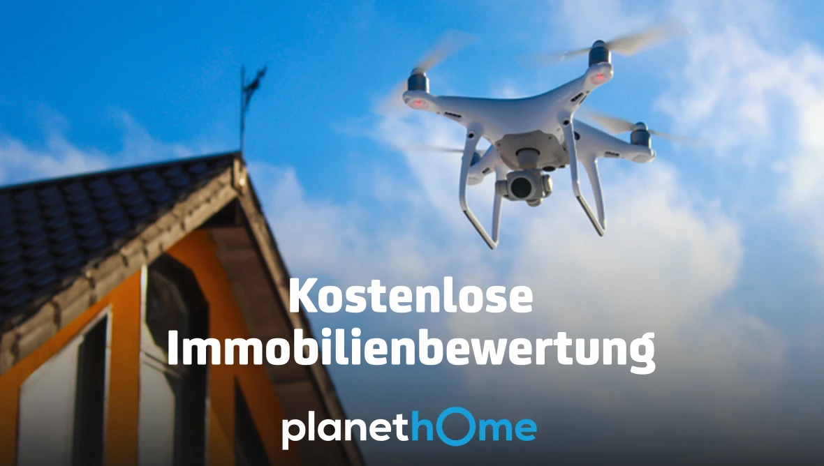 Drohne fliegt nahe einem Hausdach, Text „Kostenlose Immobilienbewertung“ und „planethOme“ im Bild sichtbar.