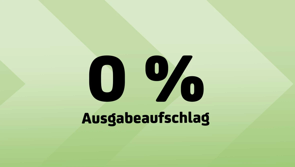 Grafik mit hellgrünem Hintergrund und schrägen Pfeilformen in Grüntönen, in deren Mitte der schwarze Text 0 Prozent Ausgabeaufschlag steht.