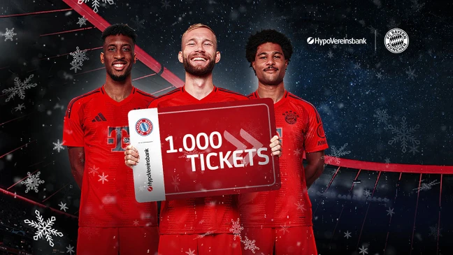 FC Bayern Spieler in winterlicher Kulisse mit Schild 1.000 Tickets