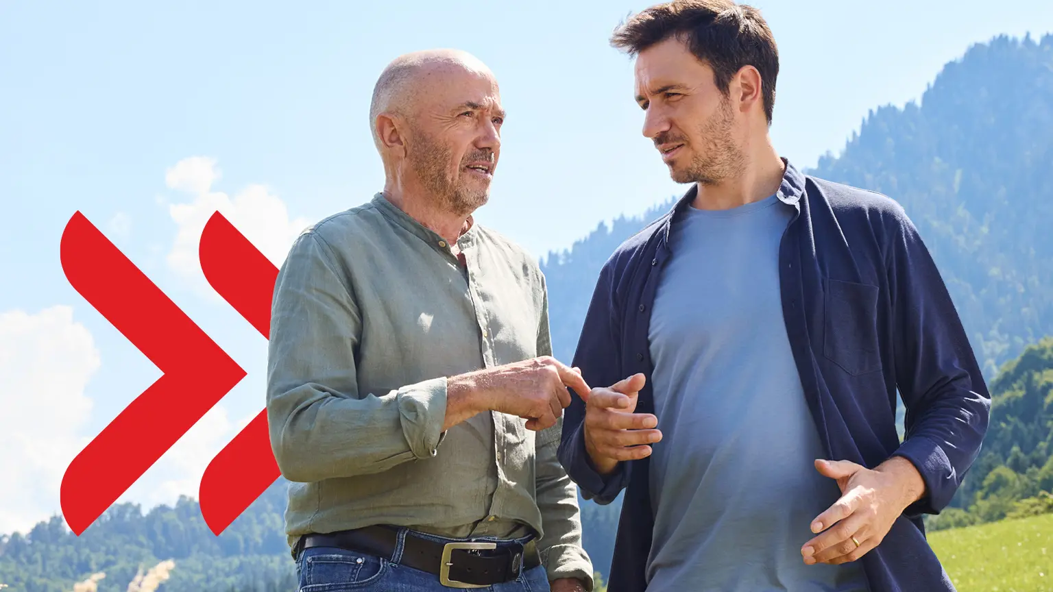 Christian und Felix Neureuther vor Berglandschaft  im Gespräch.