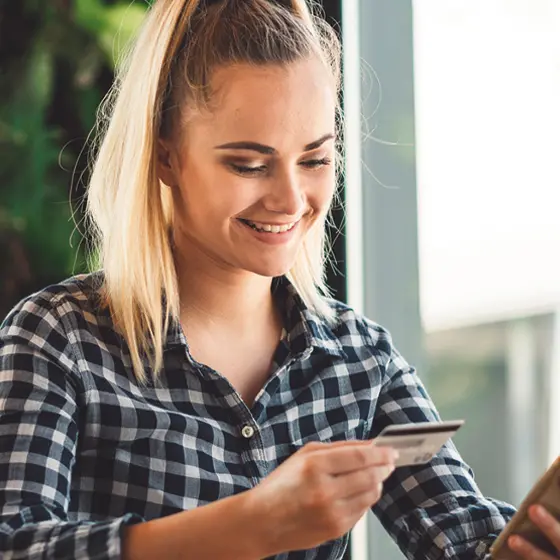 Junge Frau mit Kreditkarte und Handy