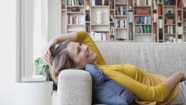 Frau auf Sofa