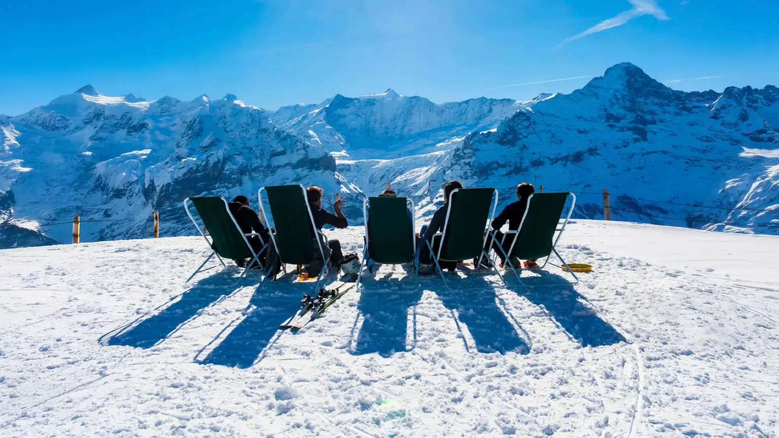 Zwei Personen auf einem Roller im sonnigen Park, eine zeigt nach vorn. Rechts: roter Kreis mit „Bis zu 75.000 €* zum Top-Zins“.