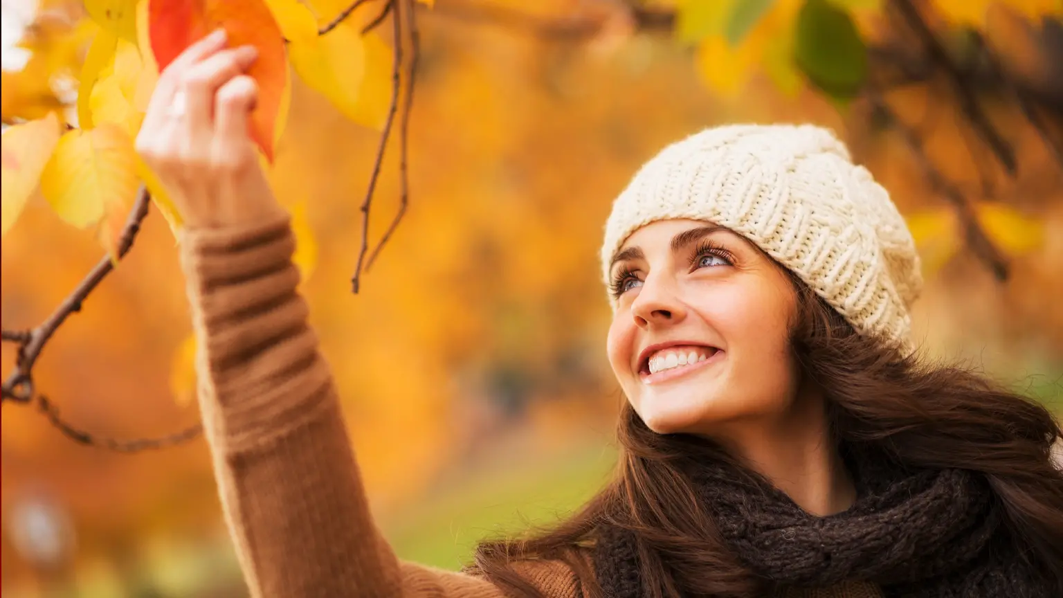 Zwei Personen auf einem Roller im sonnigen Park, eine zeigt nach vorn. Rechts: roter Kreis mit „Bis zu 75.000 €* zum Top-Zins“.