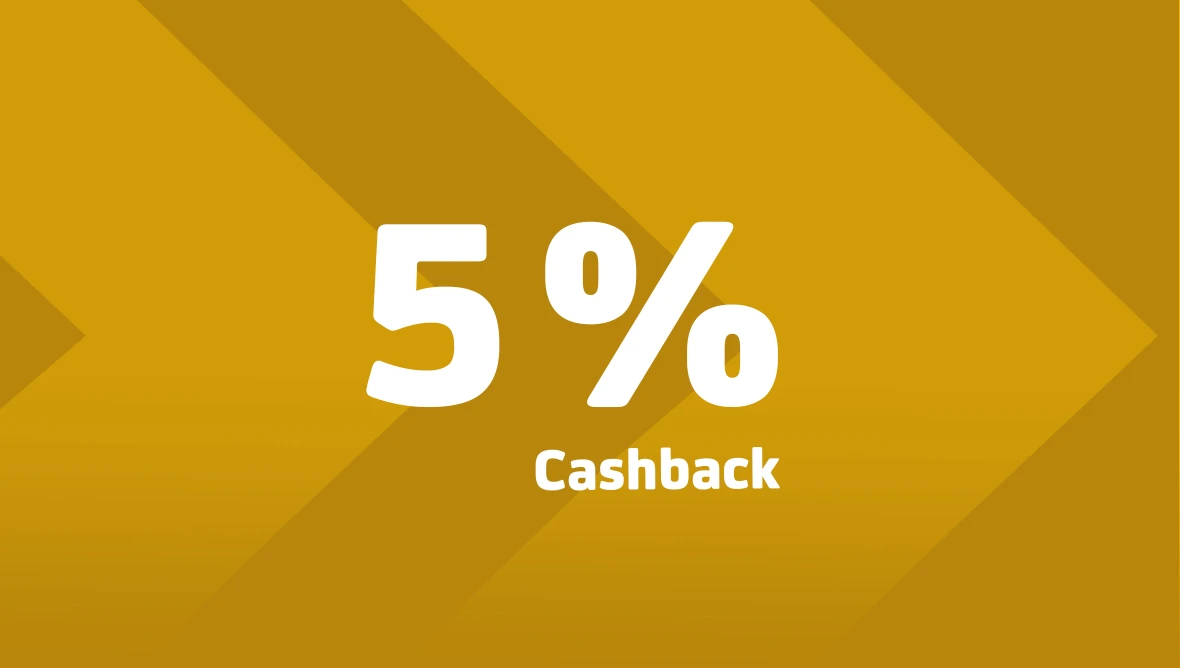 Goldener Hintergrund mit diagonalen Pfeilformen und grosser weisser Aufschrift 5 Prozent sowie dem Wort Cashback darunter im Vordergrund.
