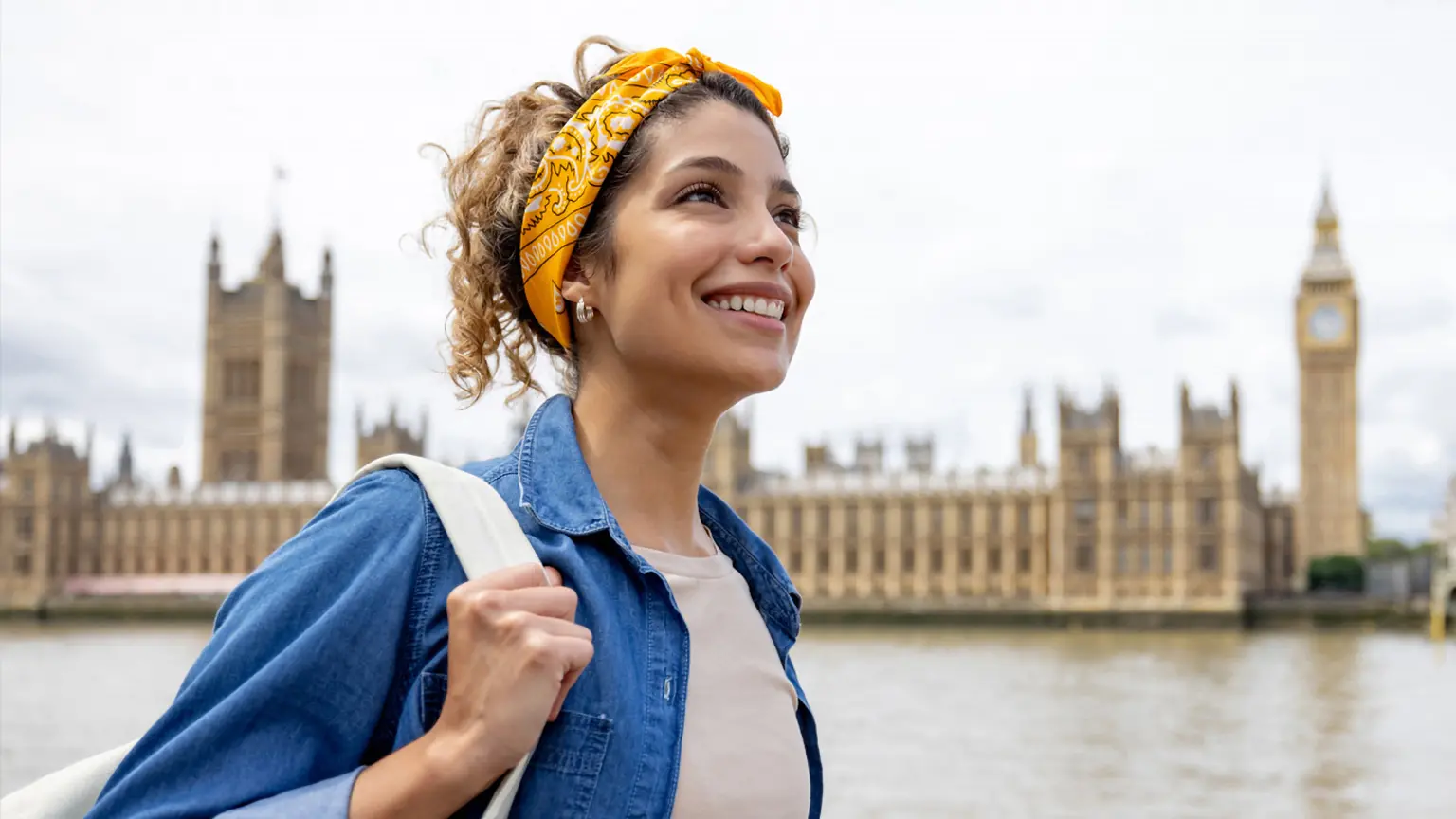 Blick auf eine moderne Ferienunterkunft mit Pool, Terrasse und offenem Wohnzimmer, rechts unten ist das Logo von home to go.