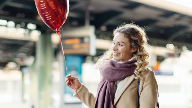 Frau hält Ballon in der Hand