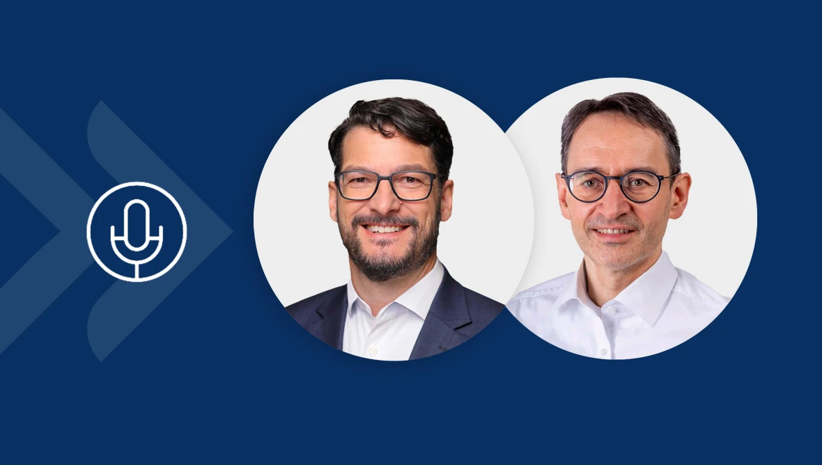 Philip Gisdakis und Andreas Rees in Business‑Outfits sind in kreisförmigen Porträts vor blauem Hintergrund dargestellt; links daneben befindet sich ein weißes Mikrofon‑Symbol.