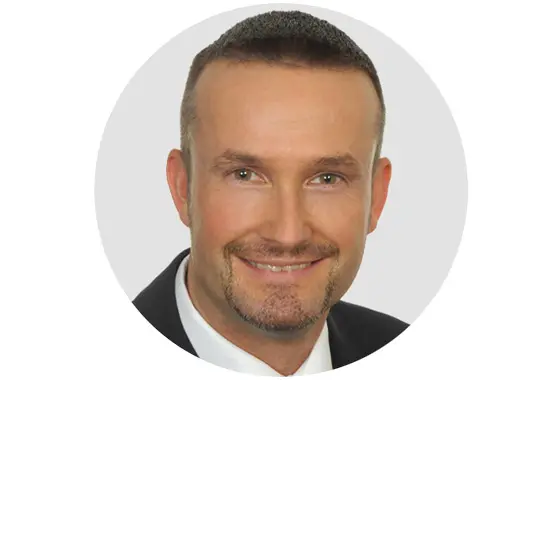 Kreisförmiges Porträt von HVB Experte Stefan Holst mit kurzem Haar und Sakko vor unscharfem Hintergrund, die direkt in die Kamera blickt.