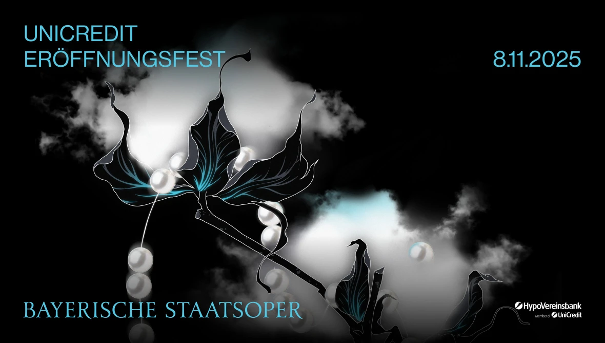 Illustration von einem Stiel einer Baumwollpflanze auf tiefschwarzem Hintergrund, entlang den Blüten schlingt sich eine dünner Faden mit weißen Perlen. Darauf ist in türkiser Farbe UniCredit Eröffnungsfest geschrieben, das Datum 8.11.2025 und das Logo der Bayerischen Staatsoper und der HypoVereinsbank. 
