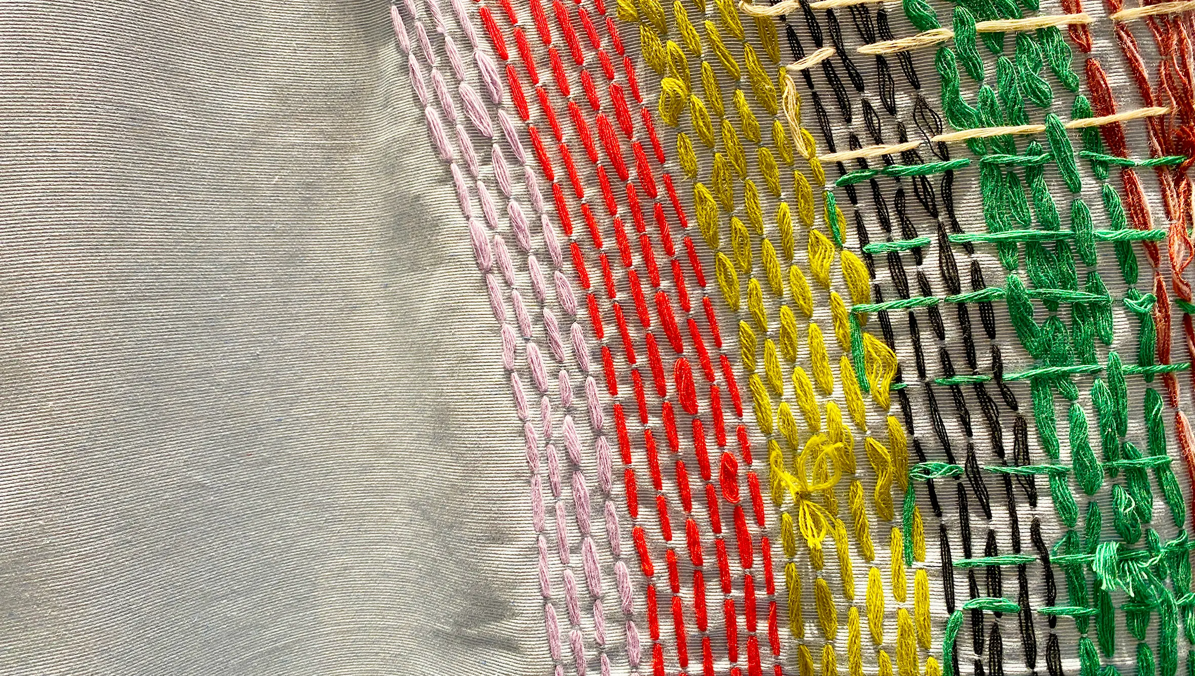 Wandkunst mit grünen Ranken und rosa sternförmigen Blüten auf hellem Hintergrund mit gestrichelten Linien und Schatten.