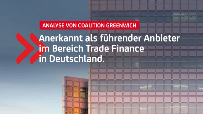 Analyse bestätigt: UniCredit auf Platz 1 im Trade Finance, rotes Logo vor Gebäudefassade.