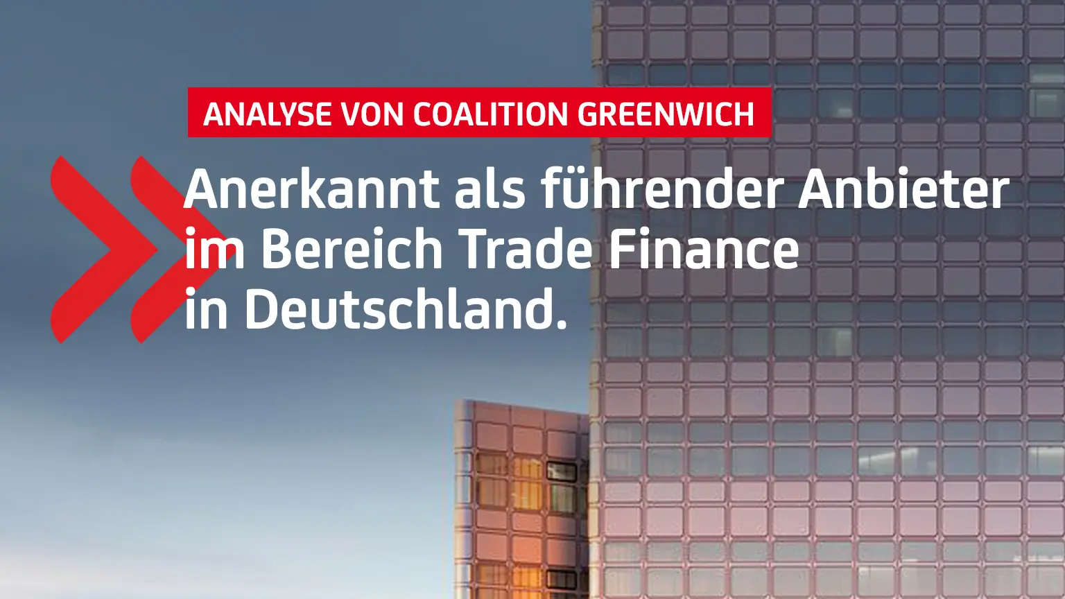 Analyse bestätigt: UniCredit auf Platz 1 im Trade Finance, rotes Logo vor Gebäudefassade.