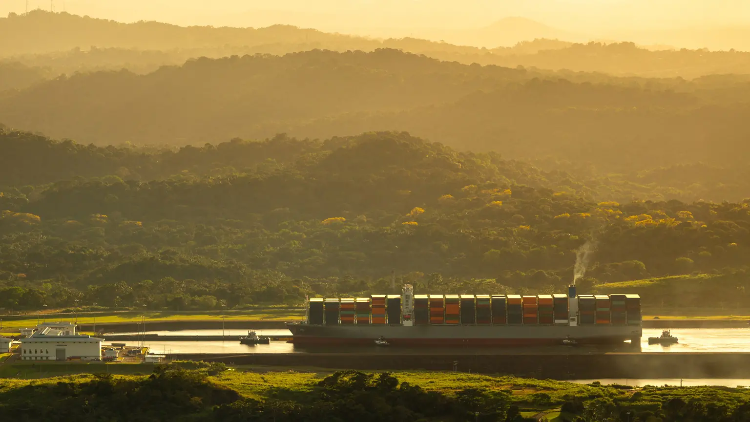 Containerschiff auf See als Symbol für internationalen Handel und Wachstum.