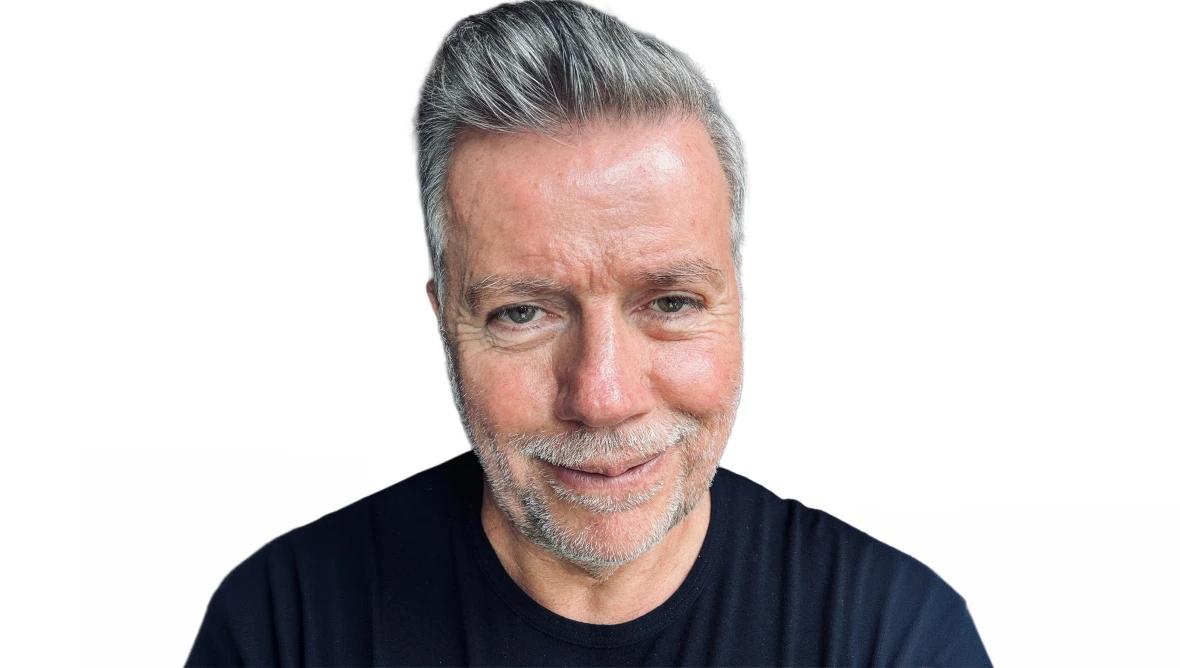 Steffen Girmscheid als Portraifoto vor weissem Hintergrund