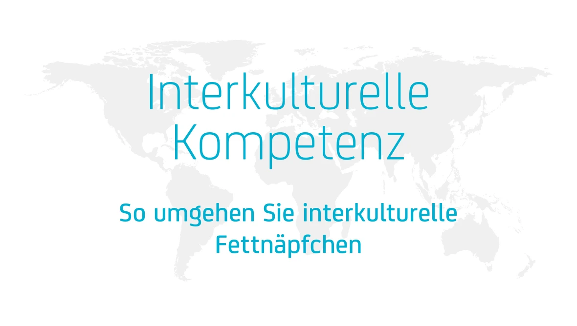 Weißer Hintergrund mit Weltkarte und Text: Interkulturelle Kompetenz – so umgehen Sie interkulturelle Fettnäpfchen.