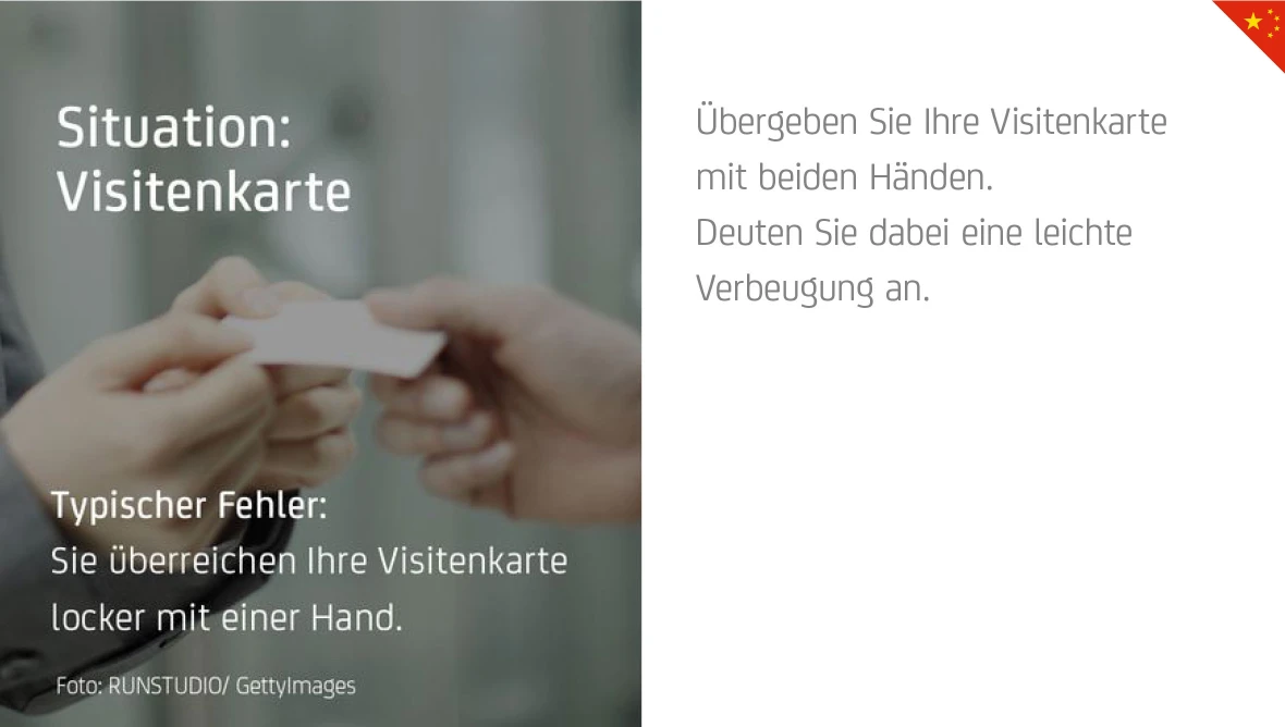 Zwei Hände überreichen eine Visitenkarte, daneben Text mit Hinweisen zum richtigen Verhalten beim Austausch von Visitenkarten.