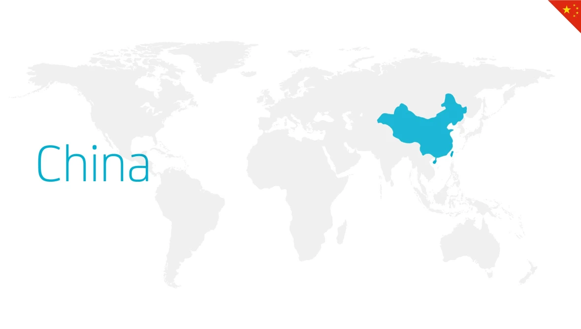 Weltkarte mit hervorgehobenem Land China in Türkis und dem Schriftzug China links daneben auf weißem Hintergrund.