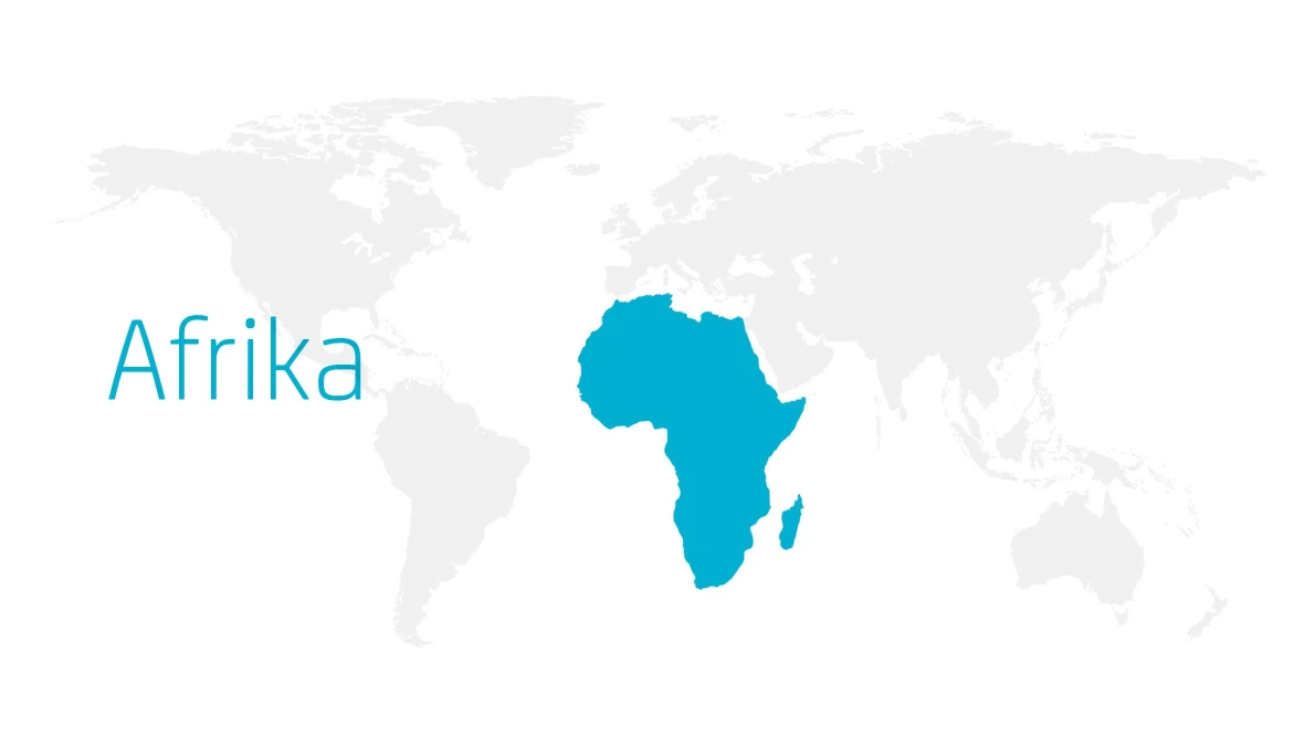 Weltkarte mit hervorgehobenem Kontinent Afrika in Türkis und dem Schriftzug Afrika links daneben auf weißem Hintergrund.