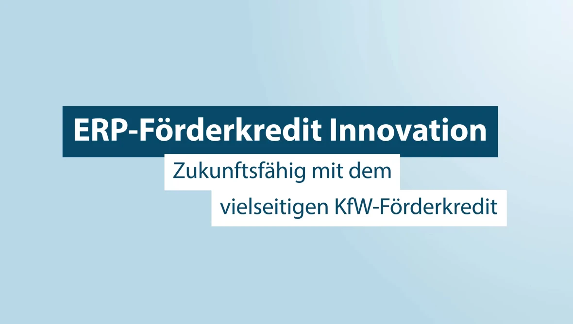 Blauer Hintergrund mit dunkelblauem und weißem Textblock, Text: ERP-Förderkredit Innovation und KfW-Förderkredit Hinweis.