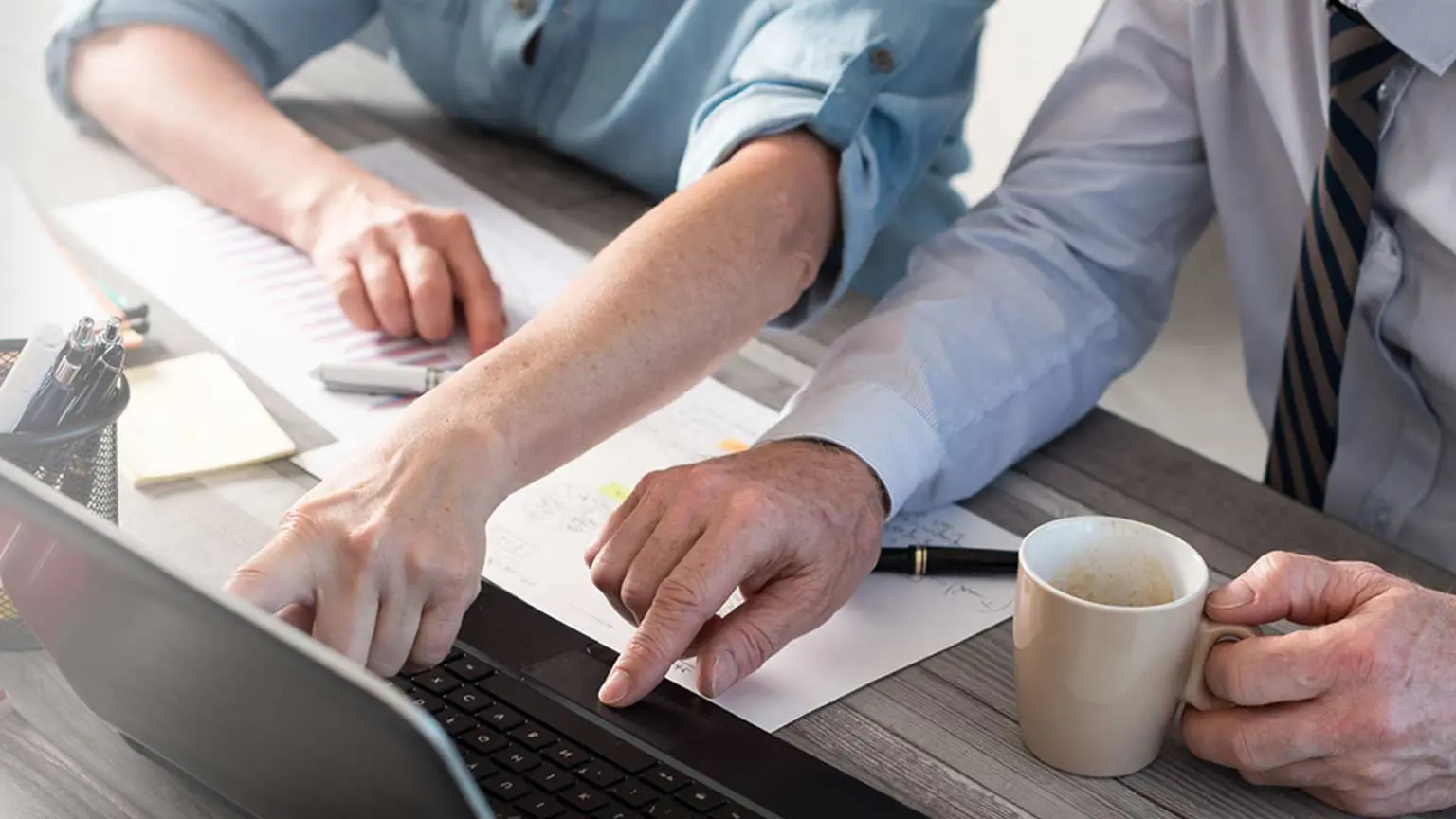 Zwei Männer haben ein Meeting am Laptop