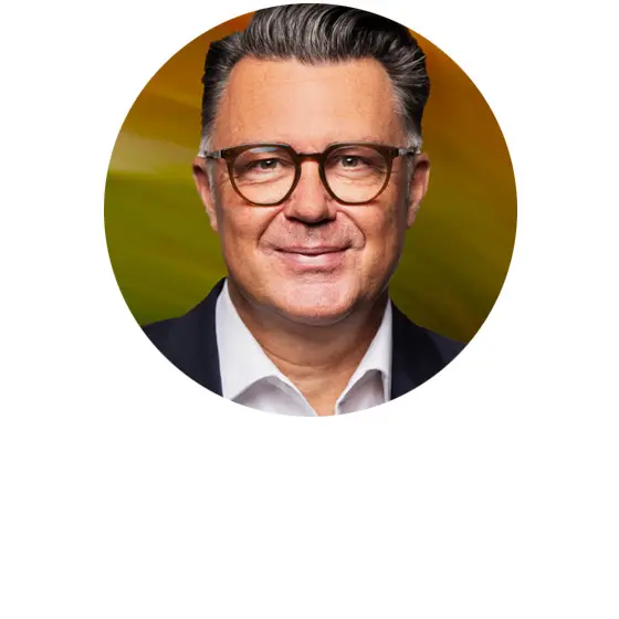 Ein Porträt des HVB Experten Oliver Grimme in einem Anzug mit Krawatte, der in die Kamera schaut. Der Hintergrund ist unscharf.