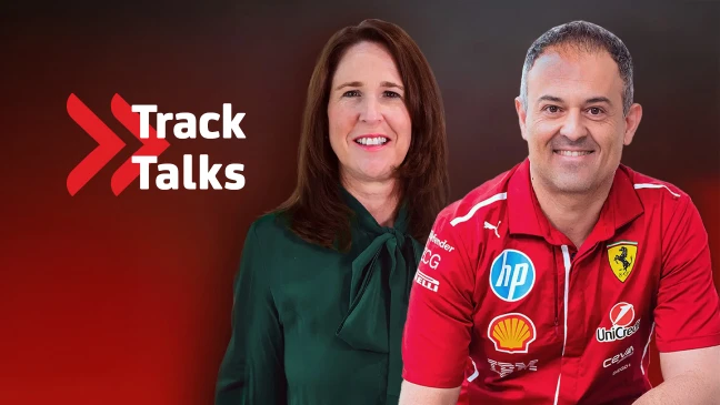 Grafik mit dem Titel ‚Track Talks‘ und zwei roten Pfeilen. Links Marion Bayer-Schiller, Head of Large Corporates – UniCredit Bank GmbH, in dunkelgrünem Outfit. Rechts Diego Ioverno, Sporting Director – Scuderia Ferrari HP, in rotem Ferrari-Teamshirt mit Sponsorenlogos wie Shell, HP und UniCredit.