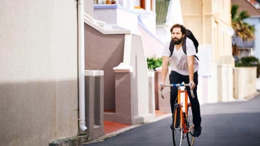 Junger Mann auf Rennrad